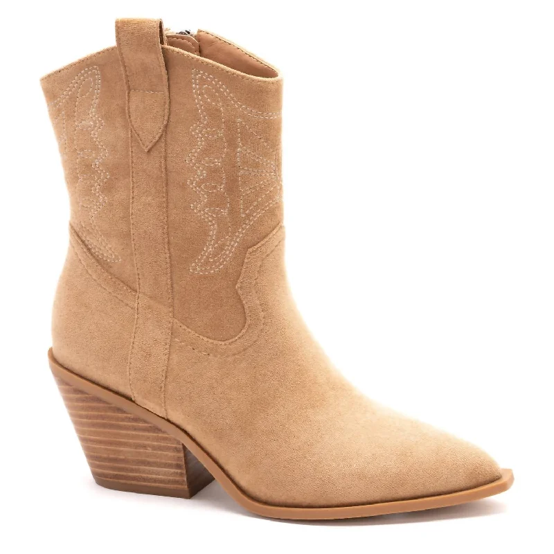 Women's Rowdy Boots In Camel Suede