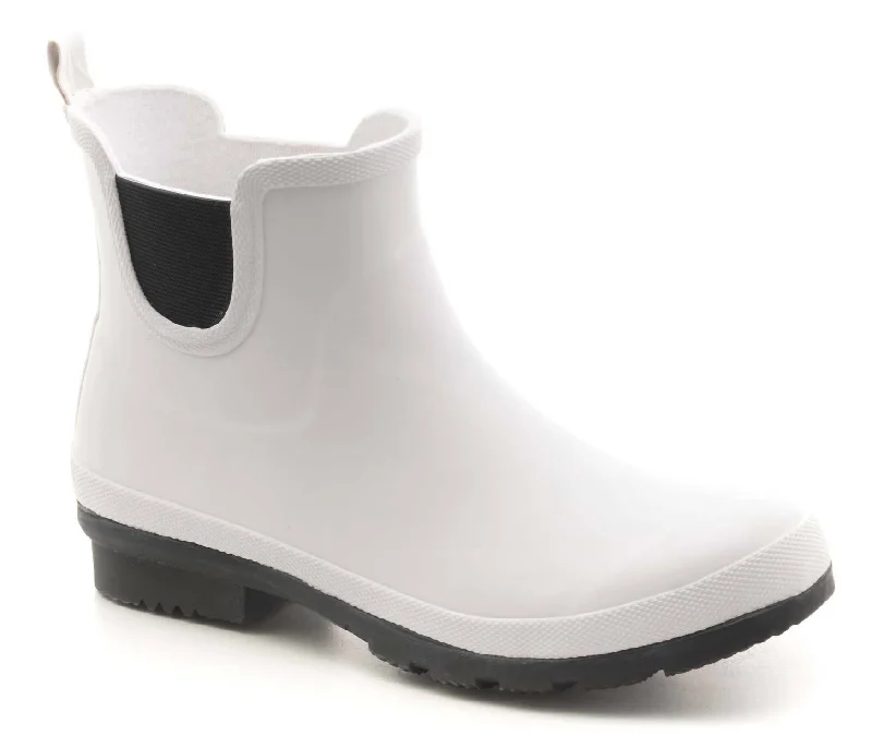 Yikes Weather Bootie In White/black